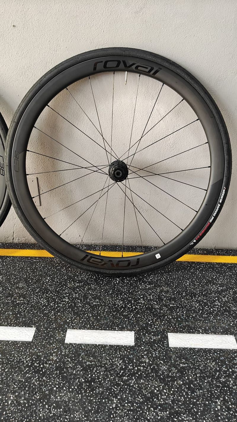 Used Specialized Roval C38 2025 bike — image 3 of 10