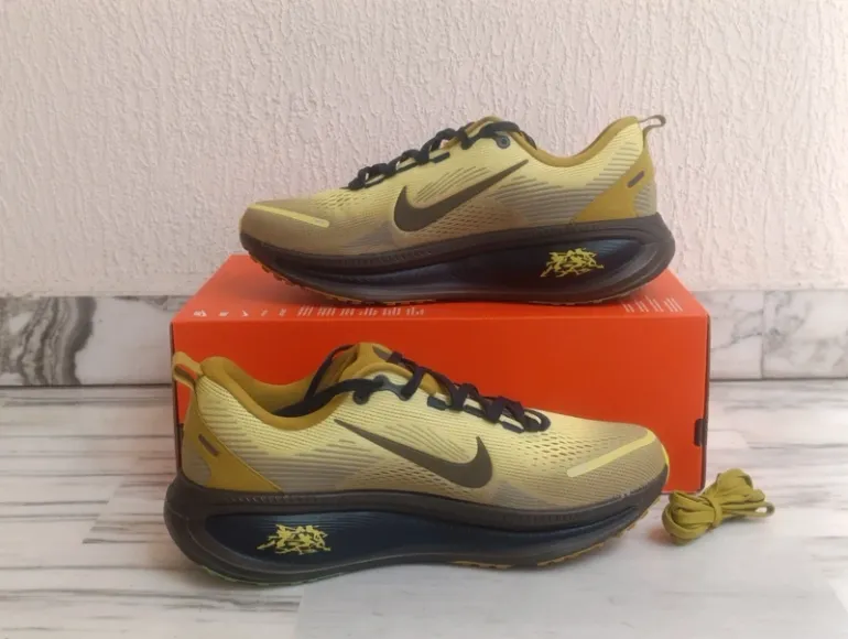 Used Nike Vomero 18 SE bike — image 2 of 8