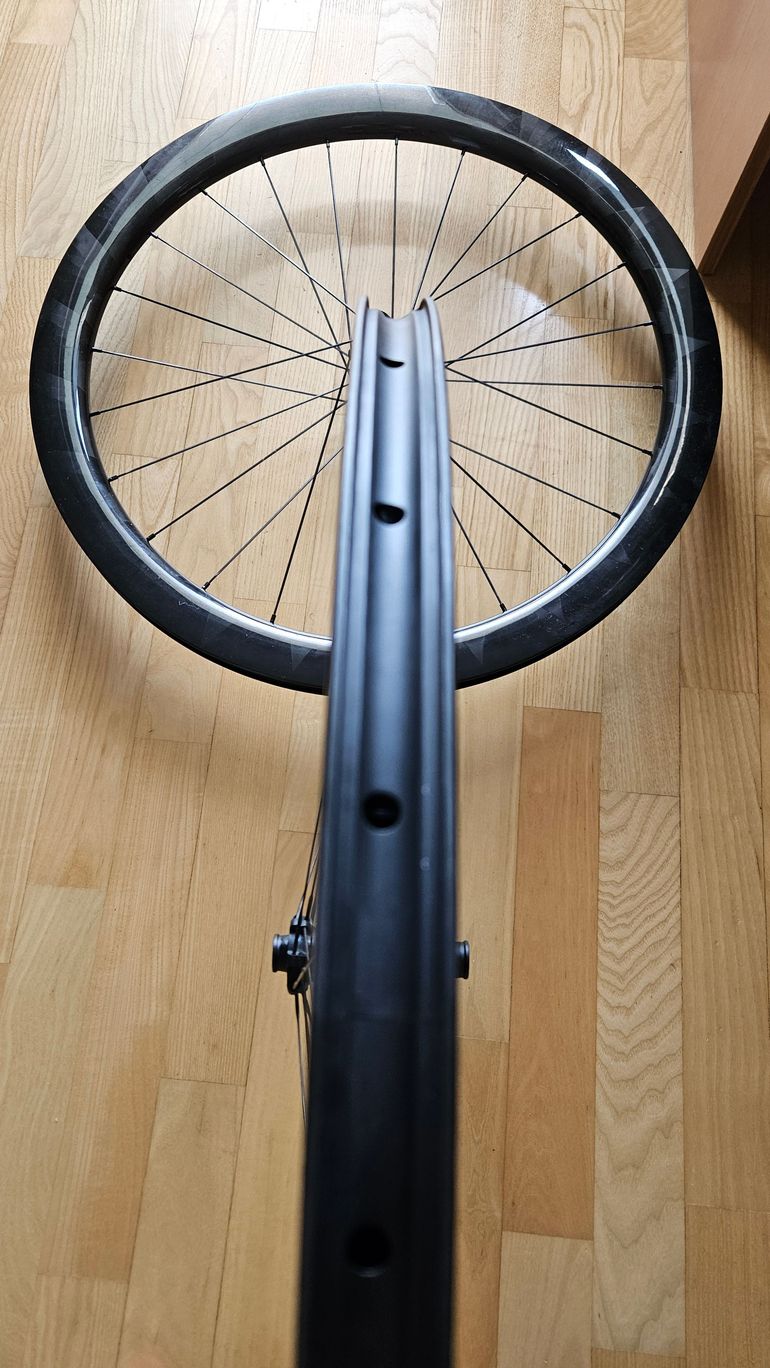 Used serenade Carbon Wheelset 2026 bike — image 2 of 10