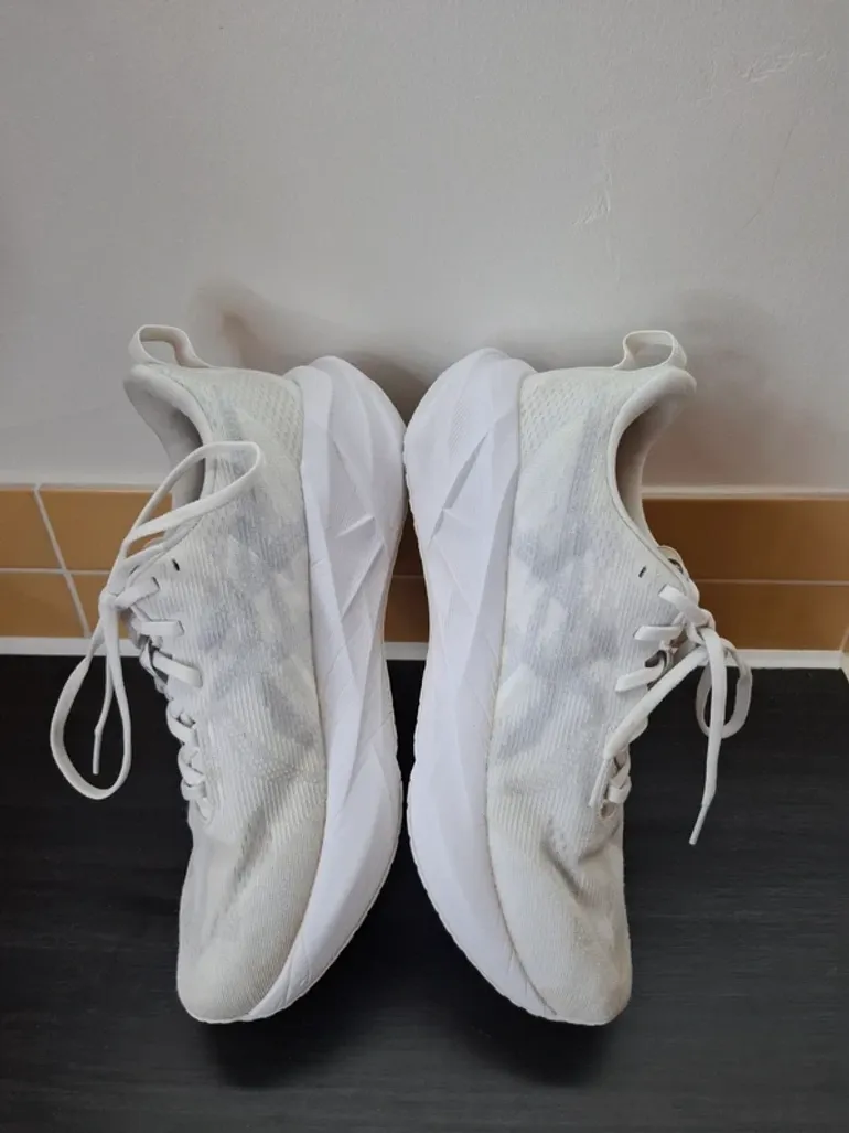 Used Asics Novablast 5 bike — image 3 of 4