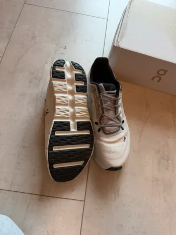 Gebrauchtes On Running On Sneaker Größe 44 bike — Bild 8 von 9