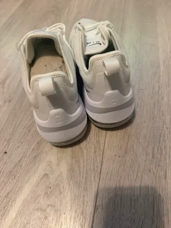 Used White Air Max Axis bike — image 4 of 7