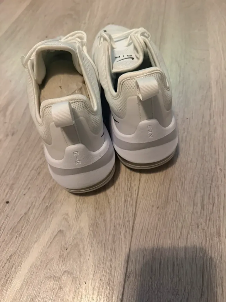 Used White Air Max Axis bike — image 4 of 7