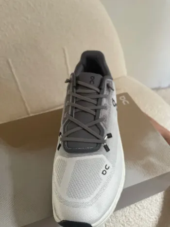 Used On Running On Shoes blanche et grise bike — image 3 of 4