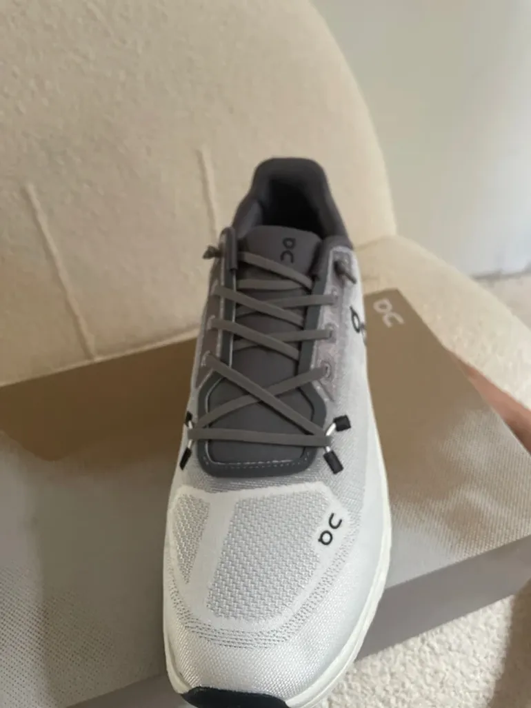 Used On Running On Shoes blanche et grise bike — image 3 of 4