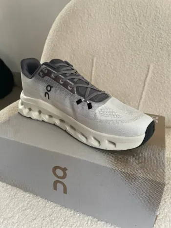 Used On Running On Shoes blanche et grise bike