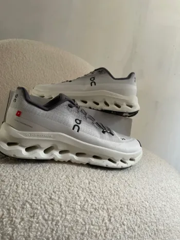Used On Running On Shoes blanche et grise bike — image 4 of 4