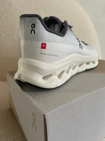 Used On Running On Shoes blanche et grise bike — image 2 of 4
