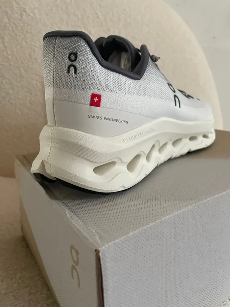 Used On Running On Shoes blanche et grise bike — image 2 of 4