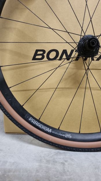 Used Bontrager Paradigm Comp 25 Wheels 2025 bike — image 4 of 11