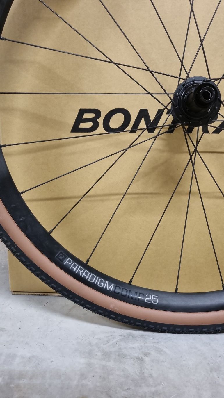 Used Bontrager Paradigm Comp 25 Wheels 2025 bike — image 4 of 11