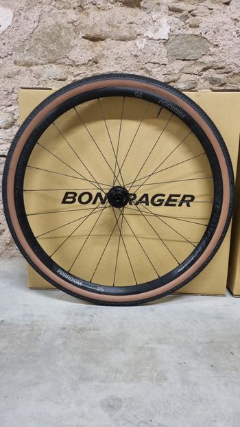 Used Bontrager Paradigm Comp 25 Wheels 2025 bike — image 5 of 11