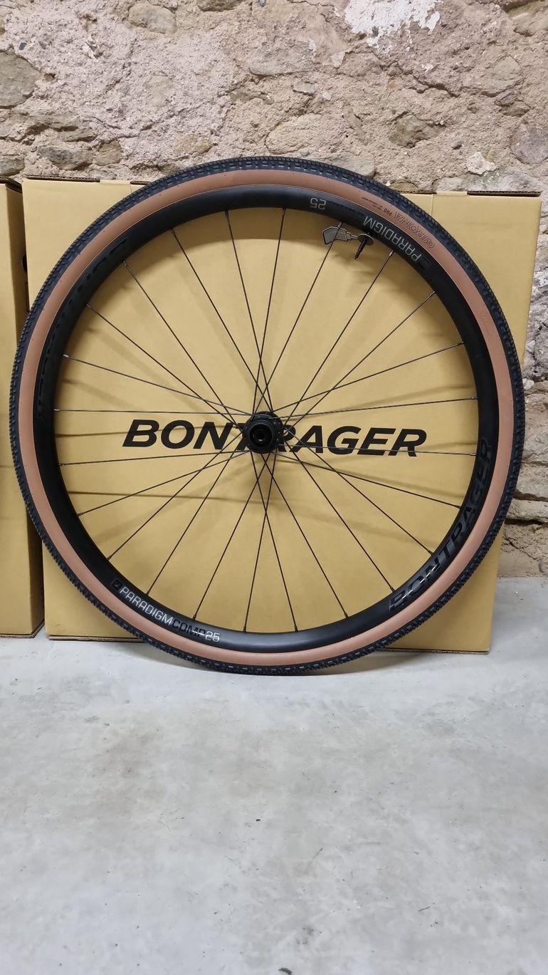 Used Bontrager Paradigm Comp 25 Wheels 2025 bike — image 7 of 11