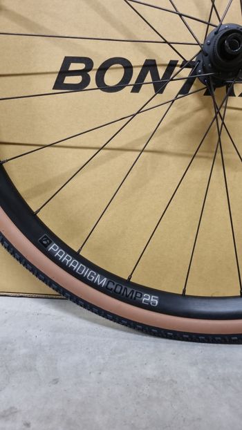 Used Bontrager Paradigm Comp 25 Wheels 2025 bike — image 8 of 11