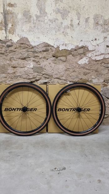 Used Bontrager Paradigm Comp 25 Wheels 2025 bike — image 10 of 11