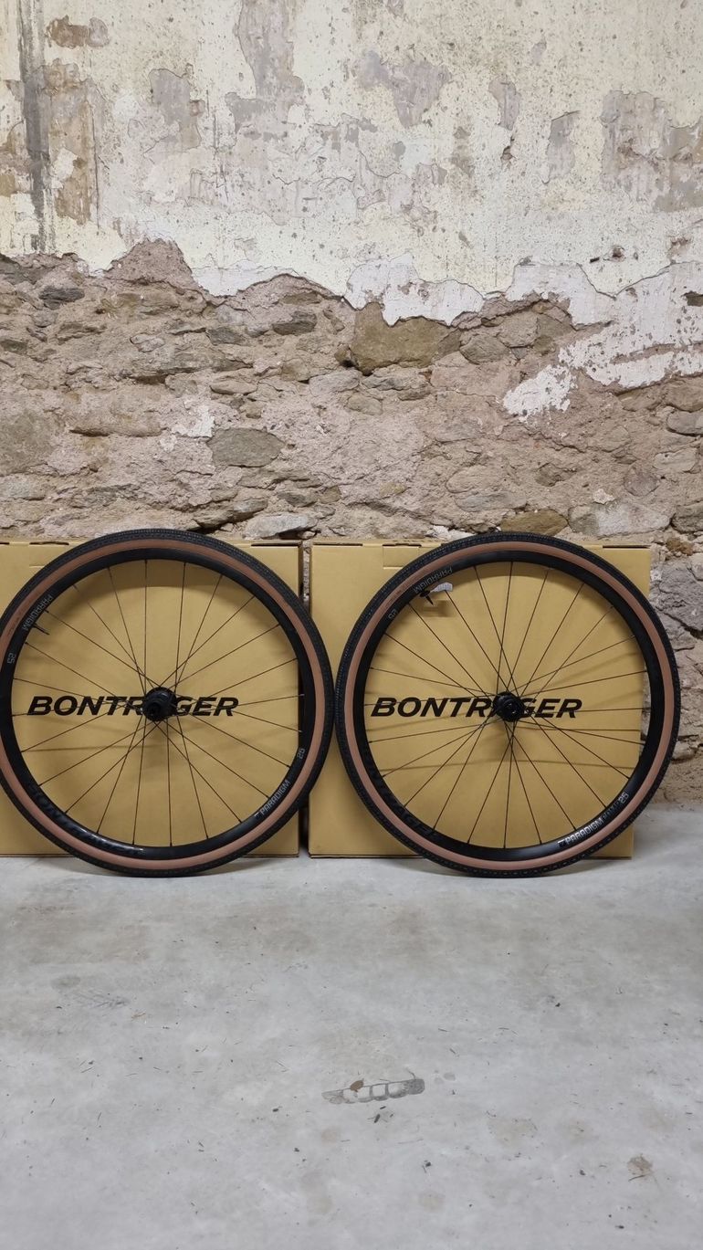 Used Bontrager Paradigm Comp 25 Wheels 2025 bike — image 10 of 11