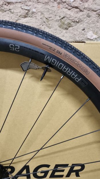 Used Bontrager Paradigm Comp 25 Wheels 2025 bike — image 6 of 11