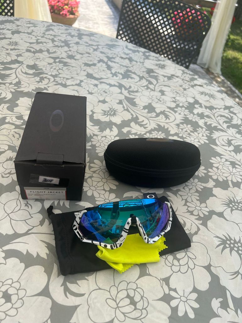 Used Oakley flight jacket bike — image 7 of 8