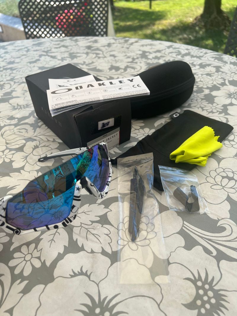 Used Oakley flight jacket bike — image 8 of 8
