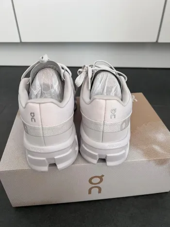 Used Lightweight On Running Shoes bike — image 4 of 6