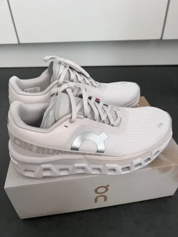 Used Lightweight On Running Shoes bike — image 3 of 6