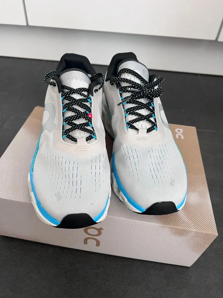 Used Lightweight On Running Shoes White/Blue Size 42 bike — image 3 of 5