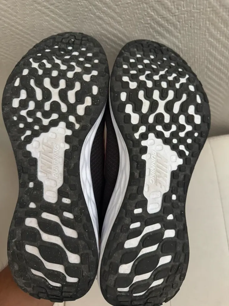 Used Nike Running Shoes bike — image 6 of 7