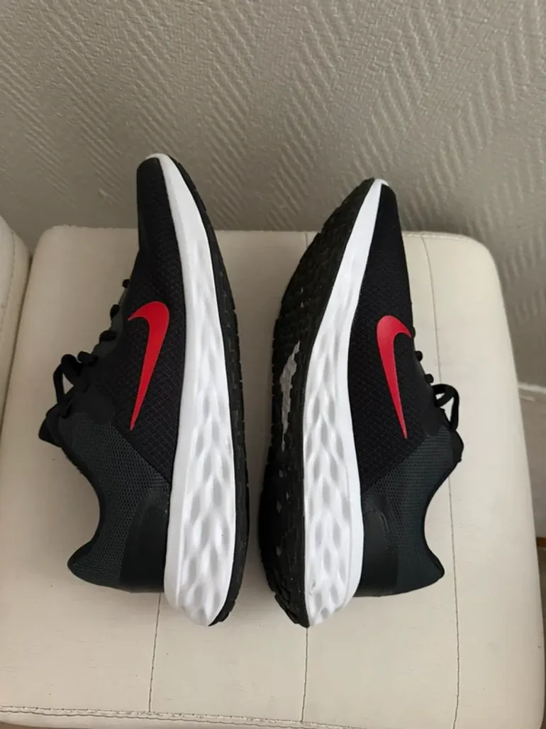 Used Nike Running Shoes bike — image 2 of 7