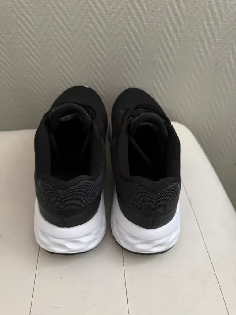 Used Nike Running Shoes bike — image 3 of 7