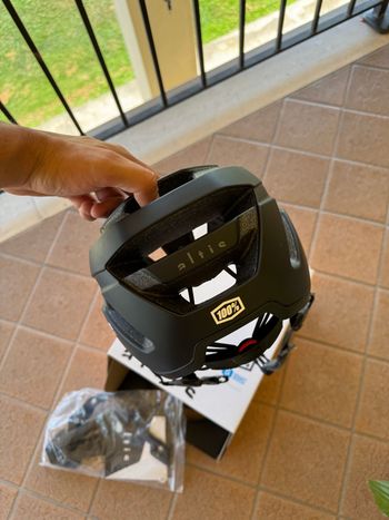 100% Altis Helmet bike d'occasion — image 4 sur 6