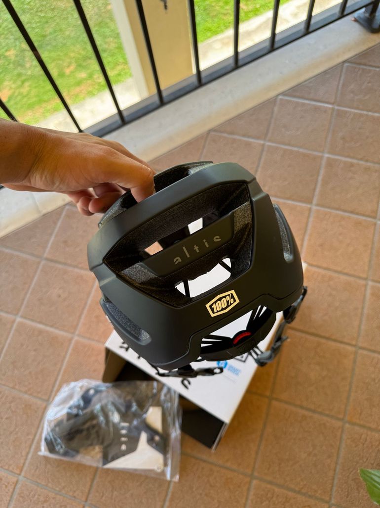 100% Altis Helmet bike d'occasion — image 4 sur 6