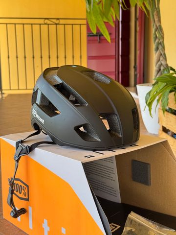 Brugt 100% Altis Helmet bike — billede 1 af 6