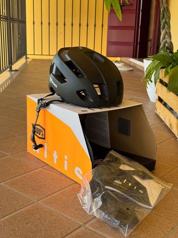 100% Altis Helmet bike d'occasion — image 2 sur 6