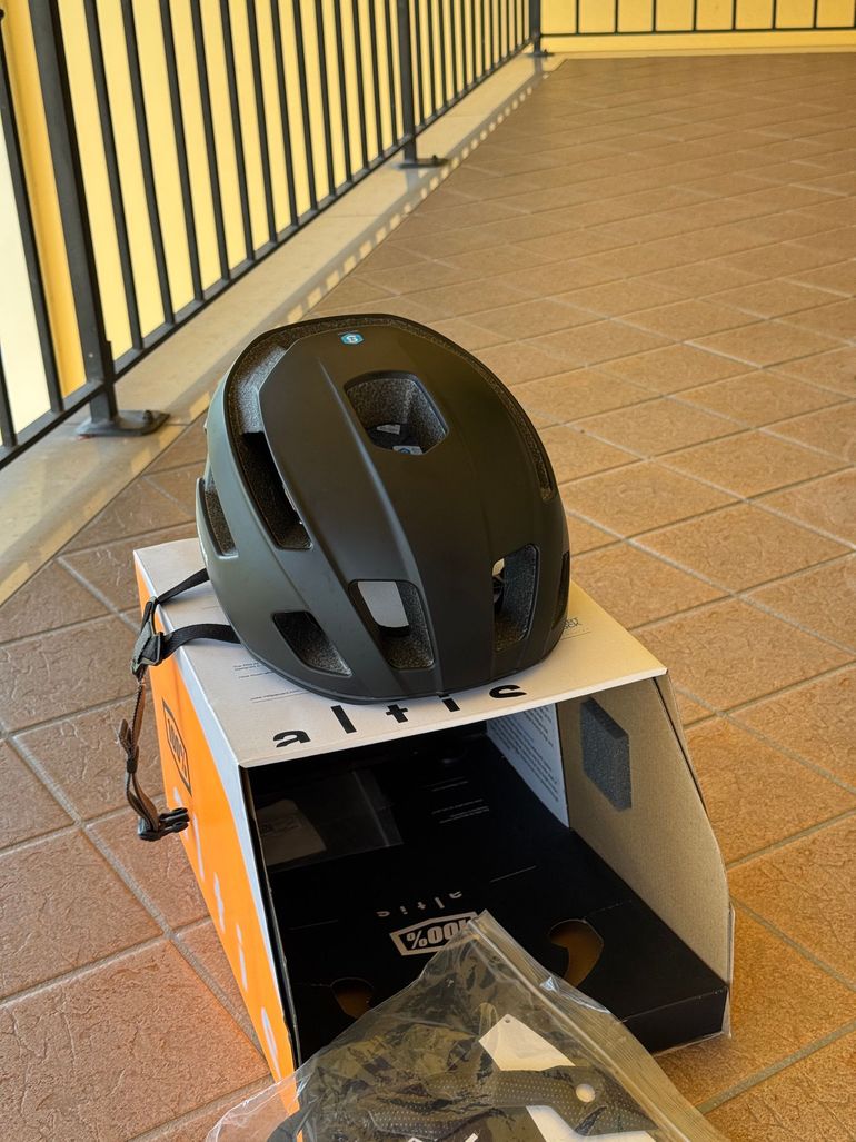 100% Altis Helmet bike d'occasion — image 3 sur 6