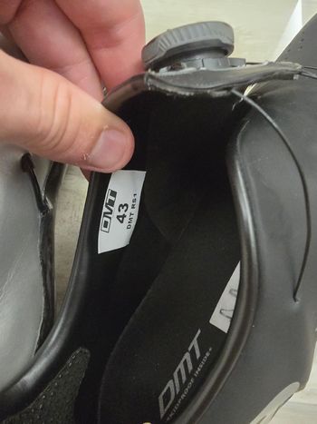 Used Dmt rs1 Size 43 Black and Silver Carbon Sole bike — image 5 of 13