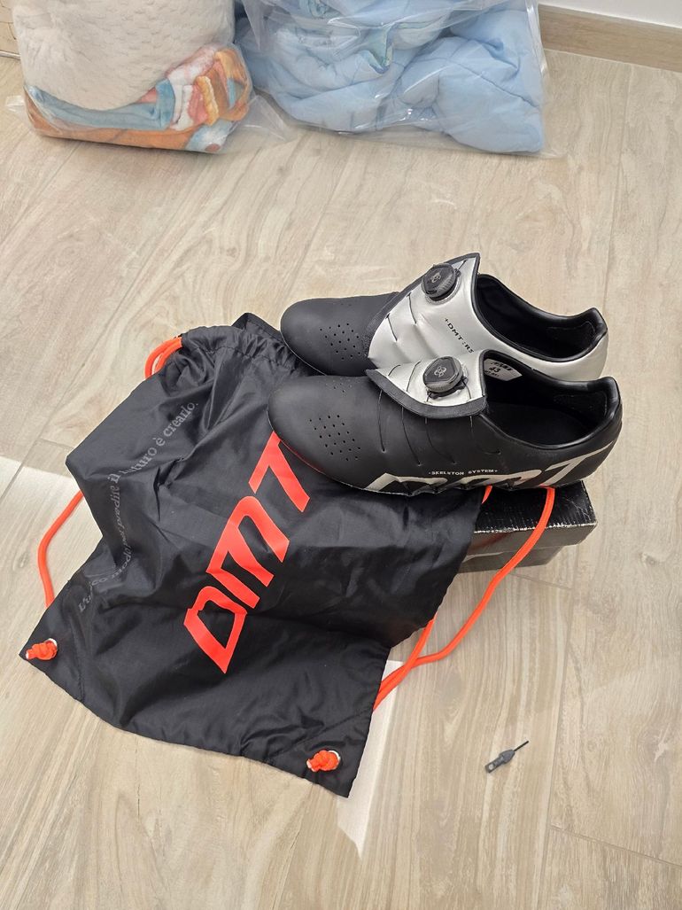 Used Dmt rs1 Size 43 Black and Silver Carbon Sole bike — image 1 of 13