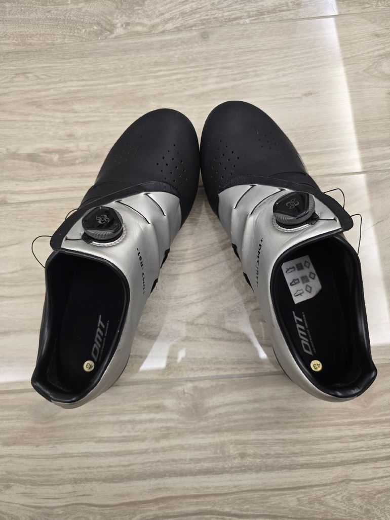 Used Dmt rs1 Size 43 Black and Silver Carbon Sole bike — image 3 of 13