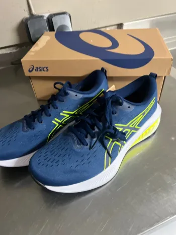 Used Asics Gel-Excite 10 bike — image 2 of 3