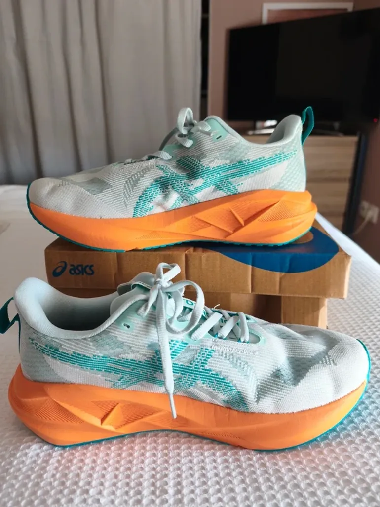 Used Asics Novablast 5 LE bike — image 8 of 11