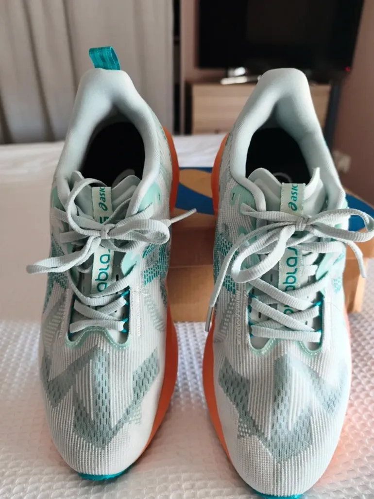 Used Asics Novablast 5 LE bike — image 4 of 11