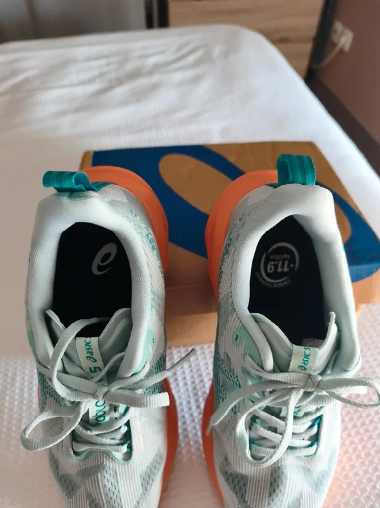Used Asics Novablast 5 LE bike — image 5 of 11
