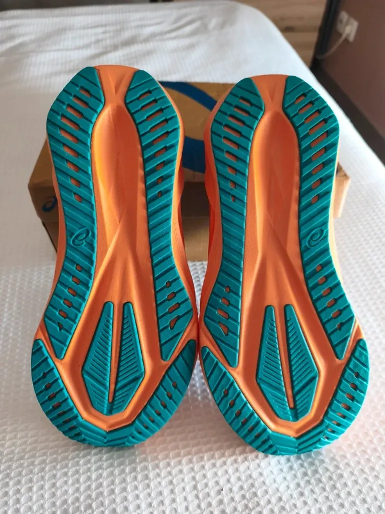 Used Asics Novablast 5 LE bike — image 7 of 11