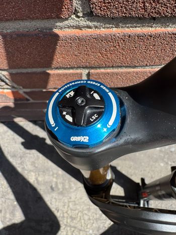 Used Fox 36 Factory Grip X2 2025 bike — image 2 of 3
