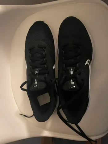 Used Nike Running Shoes bike — image 3 of 5