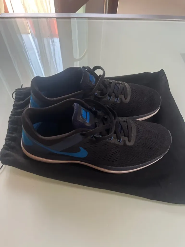 Used Nike running shoes bike — image 3 of 7