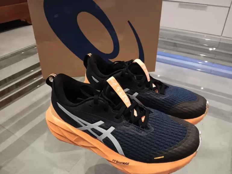 Used Asics Novablast 5 lite-show 2026 bike — image 1 of 11