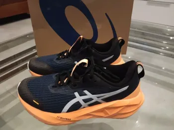 Used Asics Novablast 5 lite-show 2026 bike — image 2 of 11