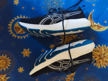 Used Asics Running Shoes bike — image 3 of 4