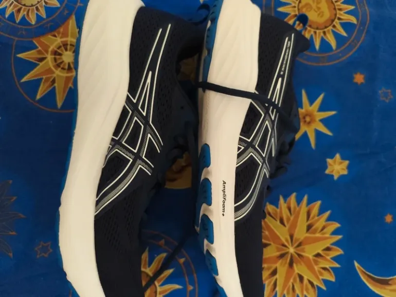 Used Asics Running Shoes bike — image 4 of 4