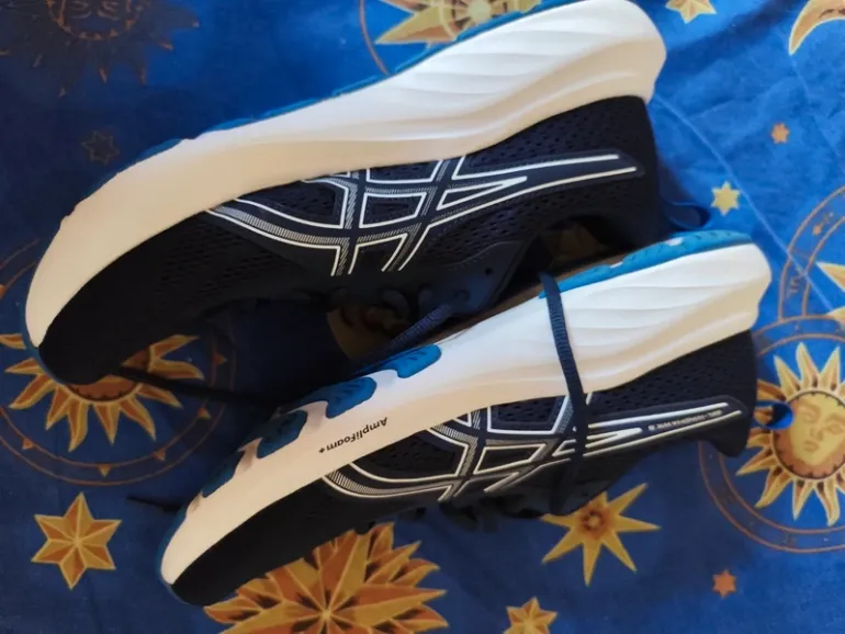 Used Asics Running Shoes bike — image 1 of 4